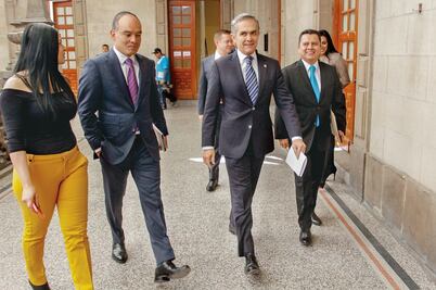 Presenta MAM a especialistas que redactarán Constitución