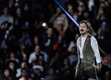 Christian Nodal canta clásicos en la Plaza de toros; “los amo un chingo Ciudad de México”