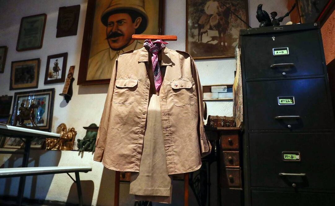 En entrevista para EL UNIVERSAL, el nieto del Centauro del Norte, Francisco Villa Betacourt, habló de las pertenencias del general y de anécdotas de su familia, entre ellas el uso de los uniformes villistas para los famosos organilleros capitalinos. Foto: Diego Simón/EL UNIVERSAL.
