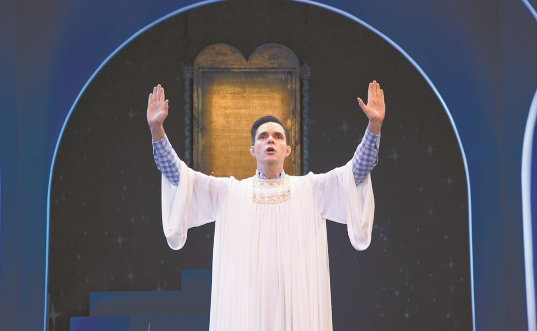 Villalobos está diario en un programa de tv, con un podcast y dos obras que ama, Los chicos de la banda y Un acto de Dios. Foto: CORTESÍA