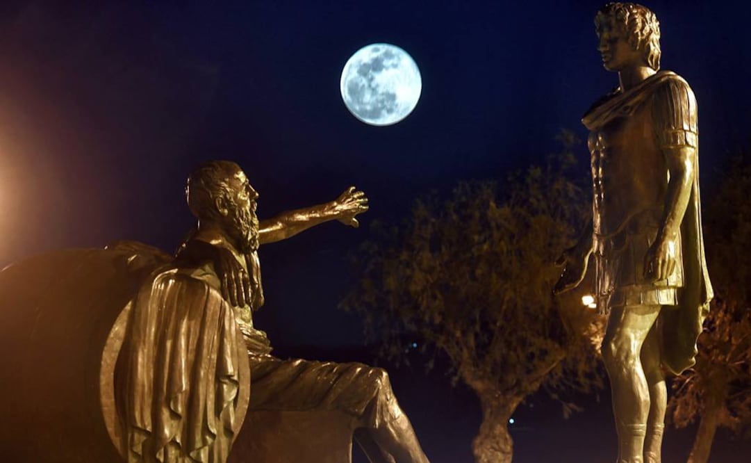 Vista de la luna llena, apodada superluna de nieve, en Peloponeso (Foto: EFE)