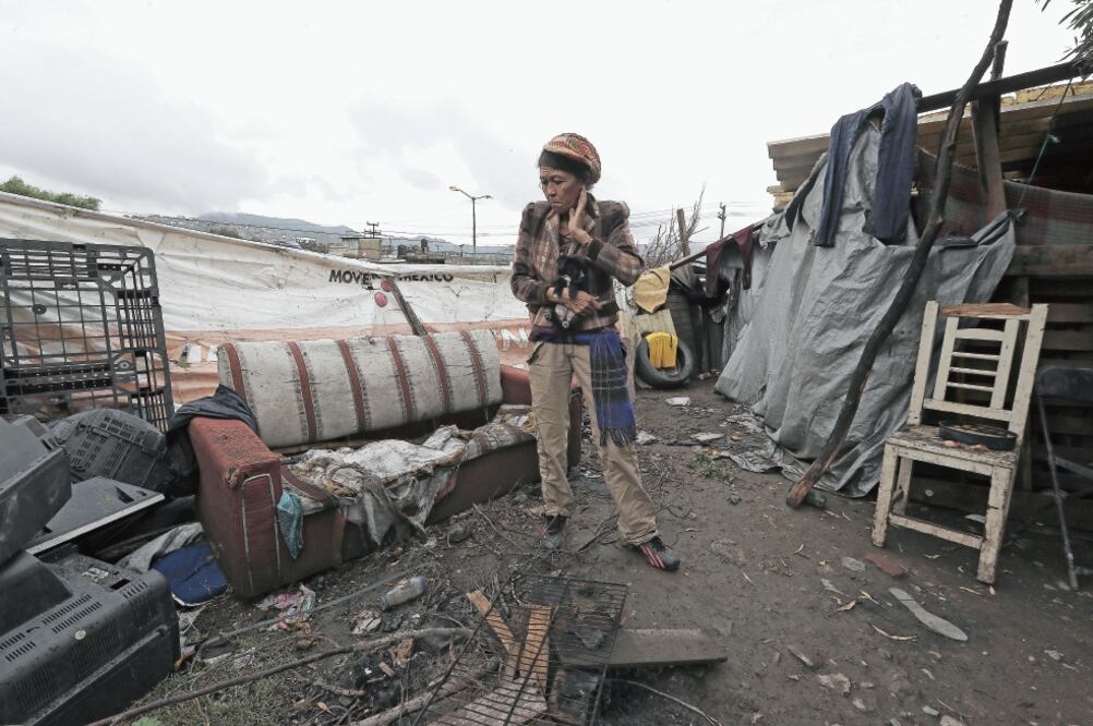 La familia de Rosa Amelia Amaya Hernández La Güera comparte una de las dos habitaciones de una choza levantada con plásticos, pedazos de madera y cartón (ALEJANDRO ACOSTA. EL UNIVERSAL)