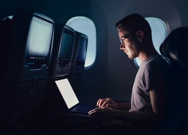 En un avión, ¿por qué se bajan las luces para despegar y aterrizar?