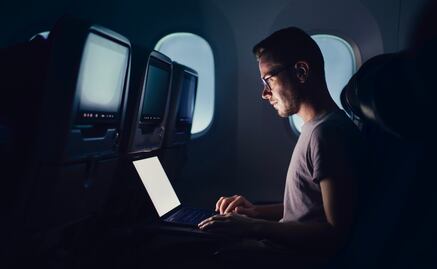 En un avión, ¿por qué se bajan las luces para despegar y aterrizar?