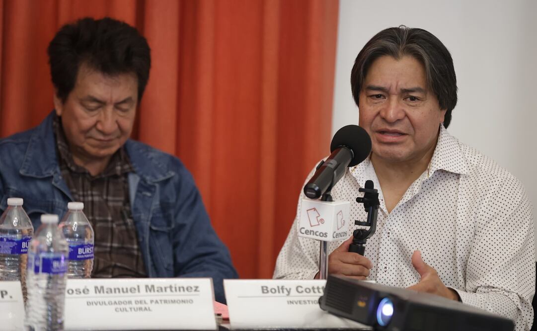 A la derecha, Bolfy Cottom, investigador de la Dirección de Estudios Históricos del INAH. Foto : Fernanda Rojas/ El universal