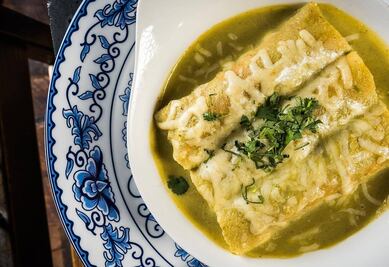 Prepara enchiladas suizas para el desayuno  