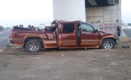 Auto se impacta en puente; deja 4 jóvenes muertos y dos heridos