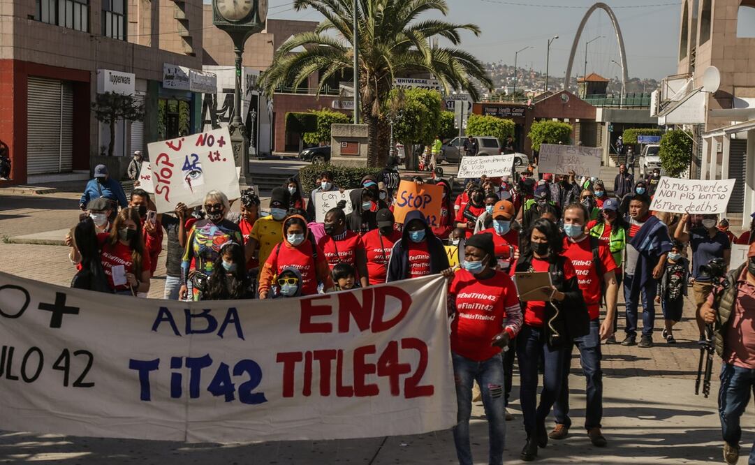 Del lado mexicano, un grupo de migrantes, personas de la comunidad LGBT y activistas se manifestaron en la ciudad de Tijuana contra el Título 42. Foto: EFE
