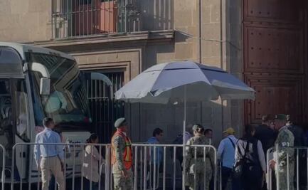 Padres de los 43 normalistas de Ayotzinapa inician reunión con Segob en Palacio Nacional 