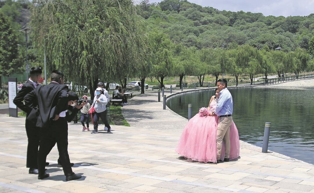 Algunas quinceañeras que acudieron a tomarse fotos al parque explicaron que personal de seguridad les solicita un permiso para poder hacer la sesión, o de lo contrario no pueden fotografiarse ahí. 