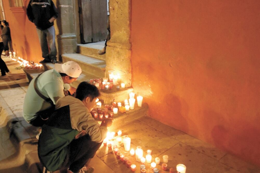 Las muestras de cariño no se hicieron esperar, apenas a unas horas del fallecimiento del creador, la gente colocó velas y flores en el IAGO. Foto: Jorge Luis Plata. REUTERS