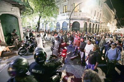 Miles protestan contra orden de prisión para Correa