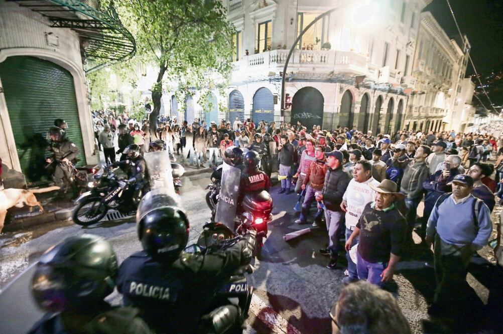 Simpatizantes de Rafael Correa marcharon ayer en la capital ecuatoriana en defensa del ex presidente, involucrado en un caso de intento de secuestro. (JOSÉ JÁCOME. EFE)