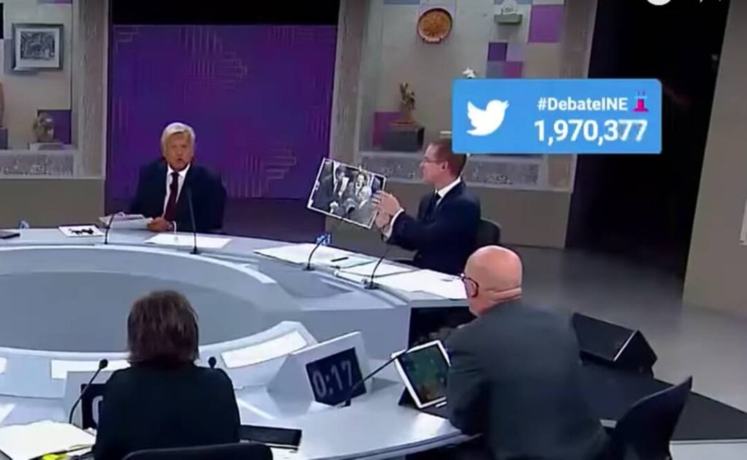 Momento en que Anaya muestra fotografía de AMLO con EPN, que resultó ser de 2012 FOTO: ESPECIAL