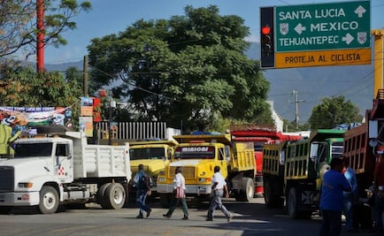 Transportistas realizan bloqueos en Oaxaca