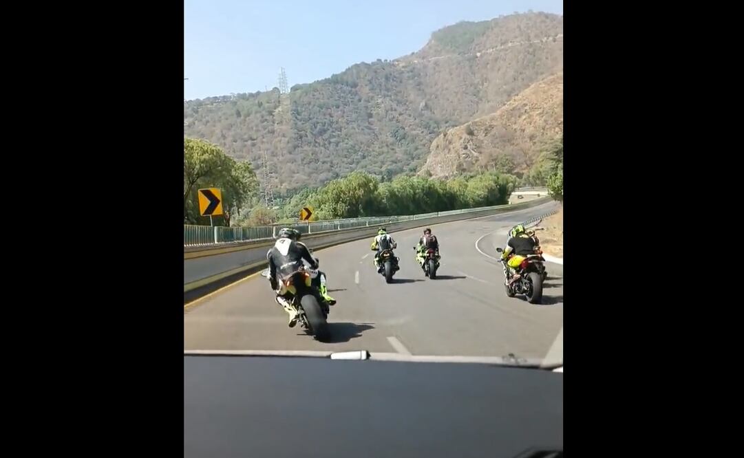 En redes sociales se difundió cómo motociclistas retienen a vehículos, quienes tienen que avanzar a 30 km/h debido a que "bikers" obstruyen el paso / Foto: Especial