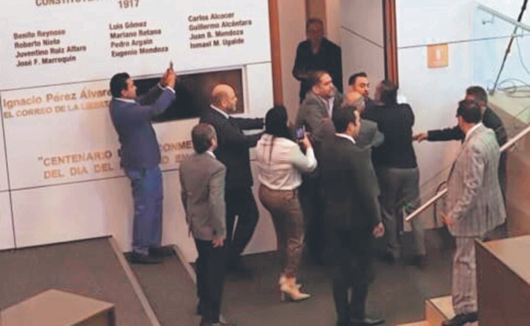 Diputados locales del PAN y Morena llegaron a los empujones durante la sesión de este martes. Foto Especial