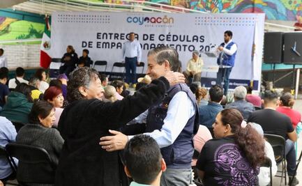 Giovani Gutiérrez entrega 120 cédulas de empadronamiento a locatarios de mercados públicos en Coyoacán 
