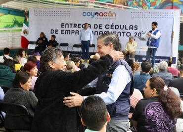 Giovani Gutiérrez entrega 120 cédulas de empadronamiento a locatarios de mercados públicos en Coyoacán