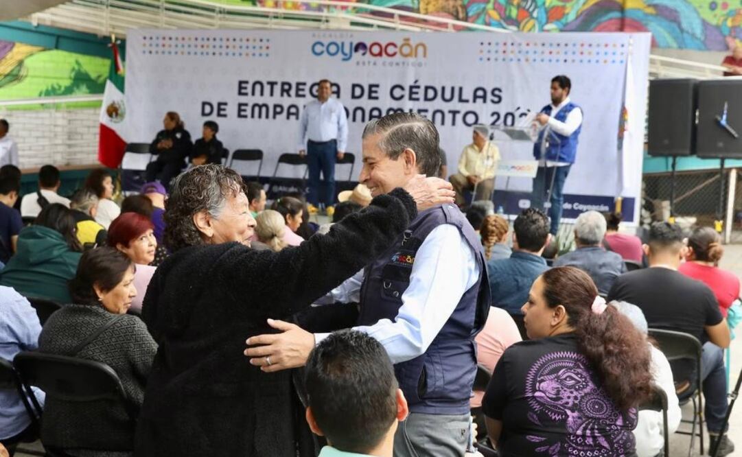 Giovani Gutiérrez Aguilar, encabezó la entrega de 120 cédulas de empadronamiento. Foto: Especial