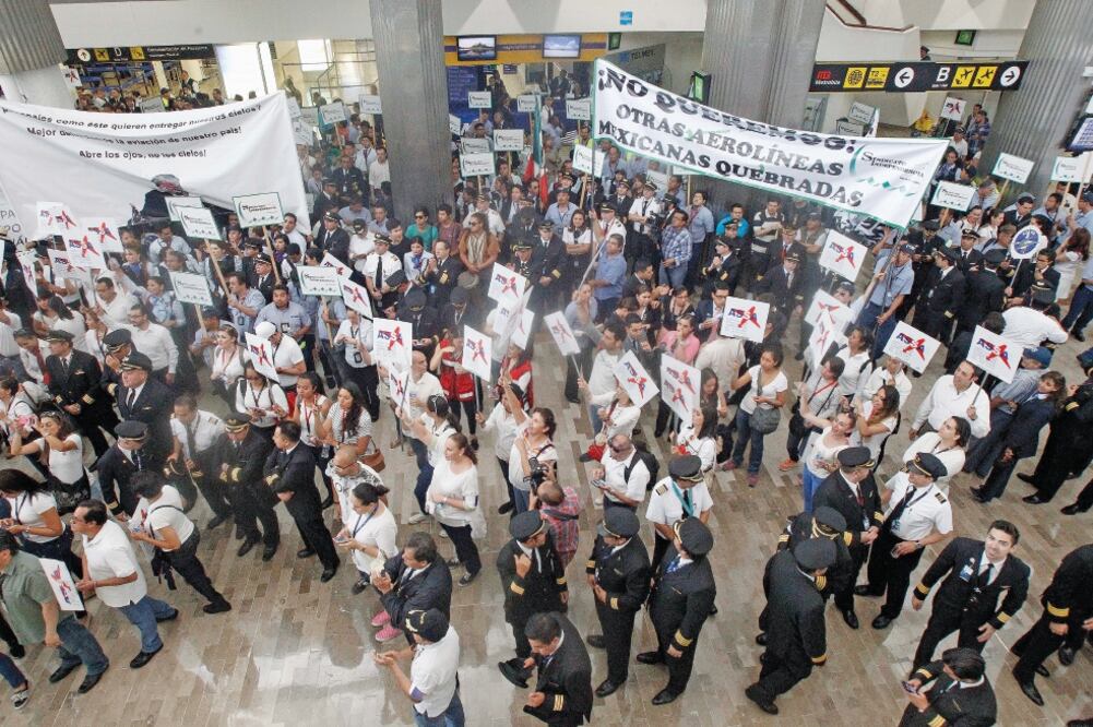 Alrededor de 2 mil 300 pilotos, sobrecargos y trabajadores de tierra se manifestaron contra el acuerdo en el AICM (ARIEL OJEDA. EL UNIVERSAL)
