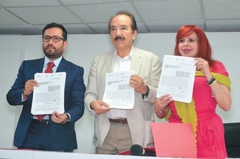 Los alcaldes de Miguel Hidalgo y Álvaro Obregón, Víctor Hugo Romo, y Layda Sansores, respectivamente, entregaron la iniciativa al presidente de la Mesa Directiva del Congreso local, Jesús Martín del Campo Castañeda (centro). Foto: ESPECIAL