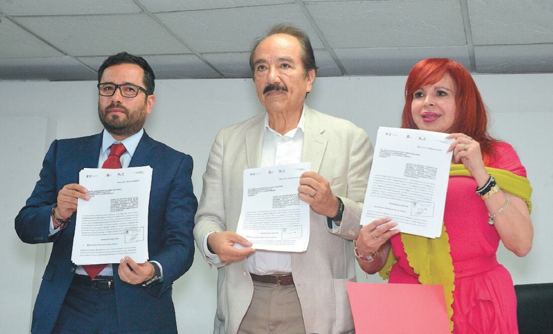Los alcaldes de Miguel Hidalgo y Álvaro Obregón, Víctor Hugo Romo, y Layda Sansores, respectivamente, entregaron la iniciativa al presidente de la Mesa Directiva del Congreso local, Jesús Martín del Campo Castañeda (centro). Foto: ESPECIAL