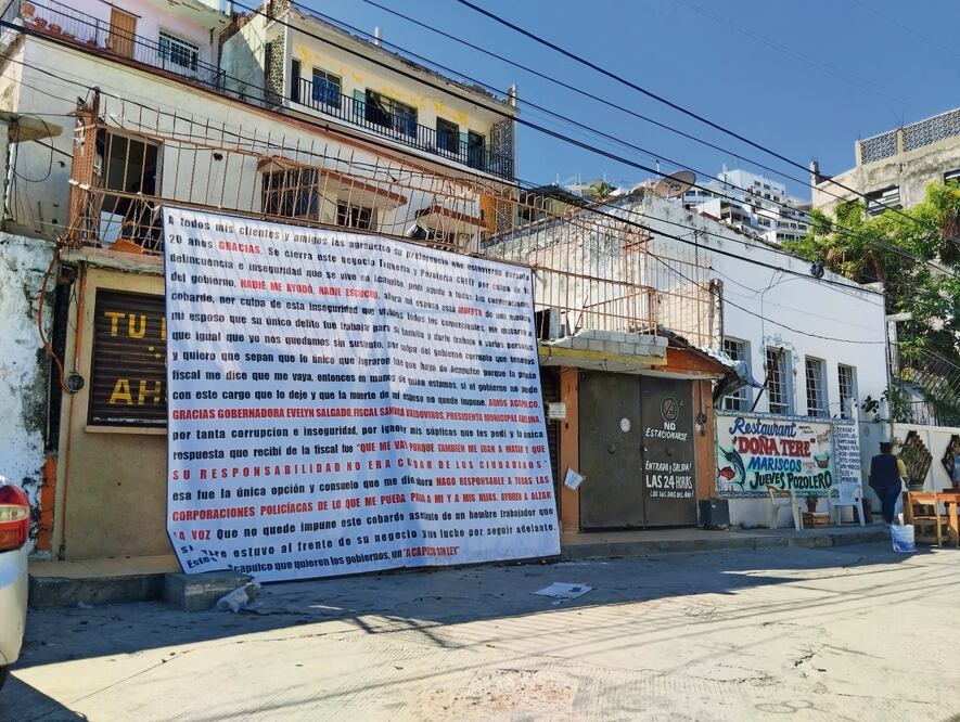 La esposa de José Alfredo anunció en una manta el cierre de su negocio ante la falta de atención de las autoridades a las amenazas de grupos criminales. Foto: Arturo de Dios Palma | El Universal