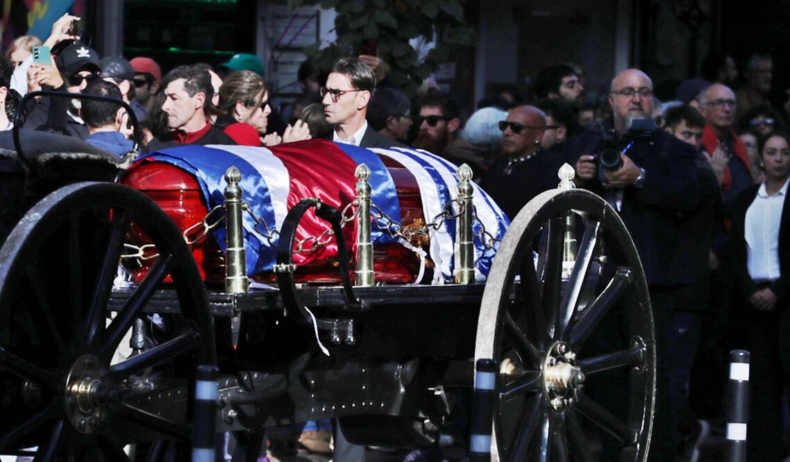 El ataúd de José Mujica pasa frente a una multitud que lo despide en Montevideo, Uruguay, el 14 de mayo de 2025. Foto: EFE