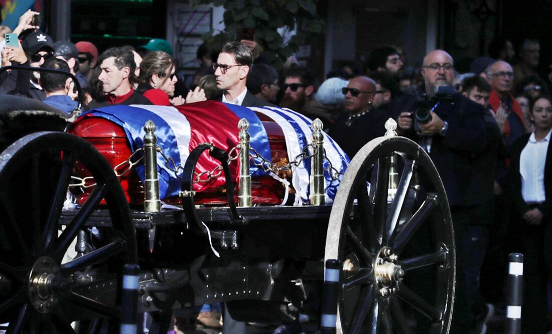 El ataúd de José Mujica pasa frente a una multitud que lo despide en Montevideo, Uruguay, el 14 de mayo de 2025. Foto: EFE