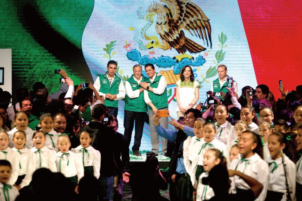 Acompañado de Carlos Puente, dirigente del PVEM, y de su esposa Juana Cuevas, Meade asumió la candidatura del partido ecologista (TERCERO DÍAZ.CUARTOSCURO)