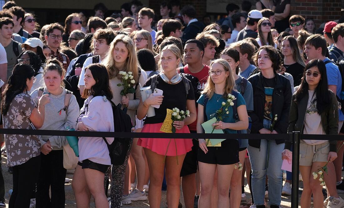 Estudiantes de la Universidad de Georgia se reunieron para rendir homenaje a Laken Riley en la Plaza Tate del campus de Athens, Georgia, el lunes. Foto: AP