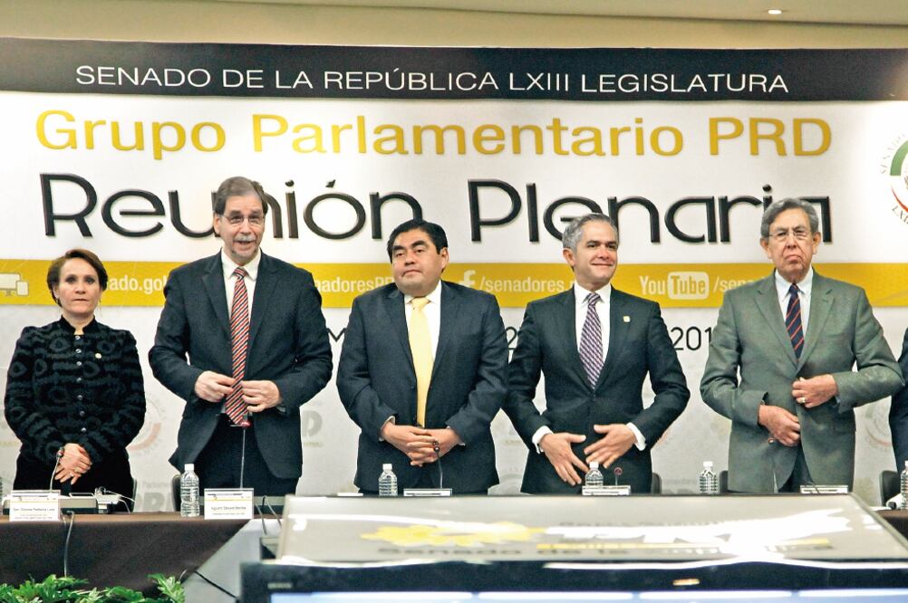 Ayer se realizó la reunión plenaria del PRD en el Senado en la que participaron la senadora Dolores Padierna, el presidente nacional del partido, Agustín Basave; el coordinador en la Cámara Alta, Miguel Barbosa (IVÁN STEPHENS. EL UNIVERSAL)