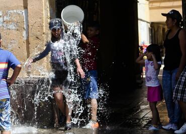Semana Santa: Este es el origen de la tradición de mojarse en Sábado de Gloria