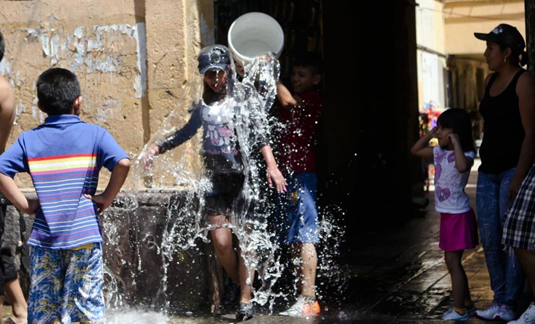 En el pasado era tradición lanzarse agua con cubetas o globos el Sábado de Gloria. / Foto: EL UNIVERSAL