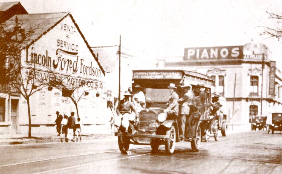 Un camión urbano de la ruta Chapultepec-Tacubaya circula frente a la agencia “Sewell” de la Ford Motor Company, sobre la avenida Balderas en los años veinte. Crédito: “60 AÑOS DE FORD EN MÉXICO -NARRATIVA GRÁFICA”.