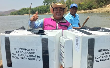 FOTOS En lancha, a pie y por todos los medios, INE entrega el material electoral para el 2 de junio