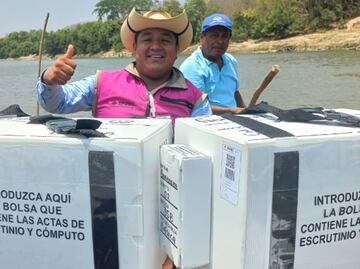 FOTOS En lancha, a pie y por todos los medios, INE entrega el material electoral para el 2 de junio