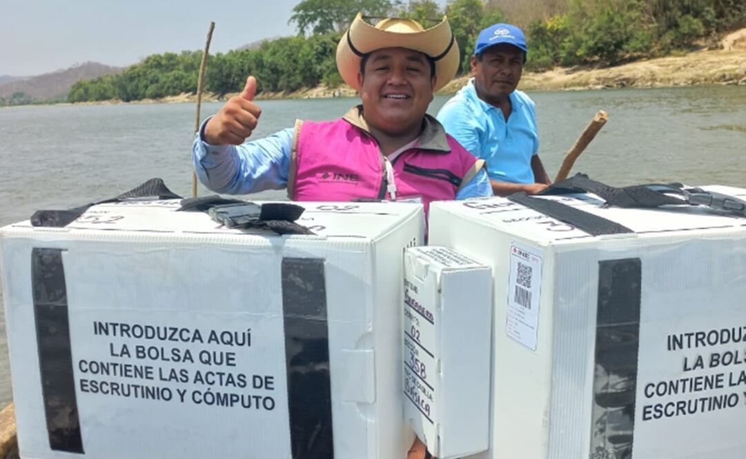 Funcionario del INE entrega material electoral en lancha para el 2 de junio. Foto: INE