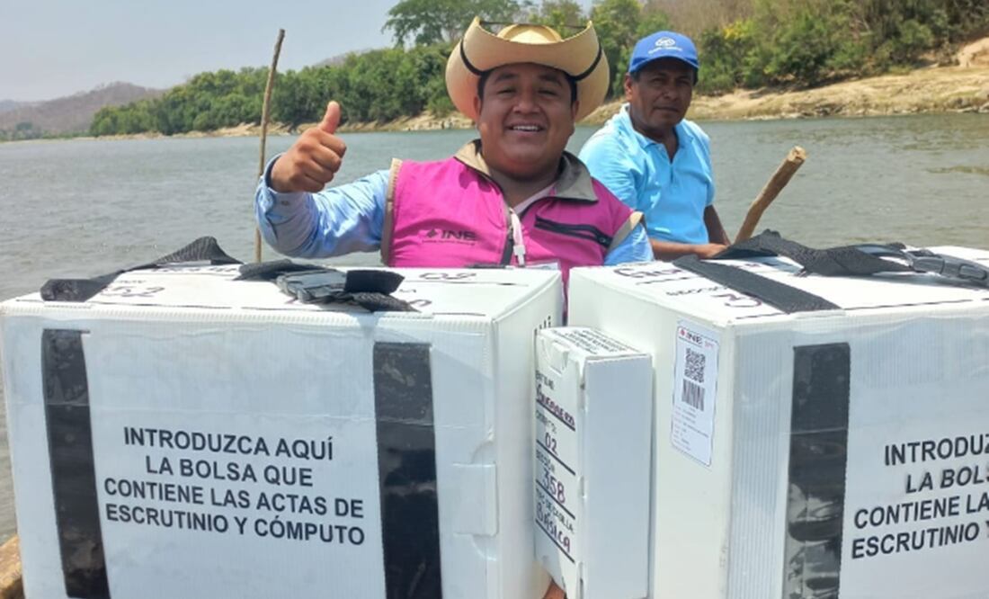 Funcionario del INE entrega material electoral en lancha para el 2 de junio. Foto: INE