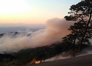 Así vivieron los vecinos de Valle de Bravo el intenso incendio que rodea a la cascada Velo de Novia