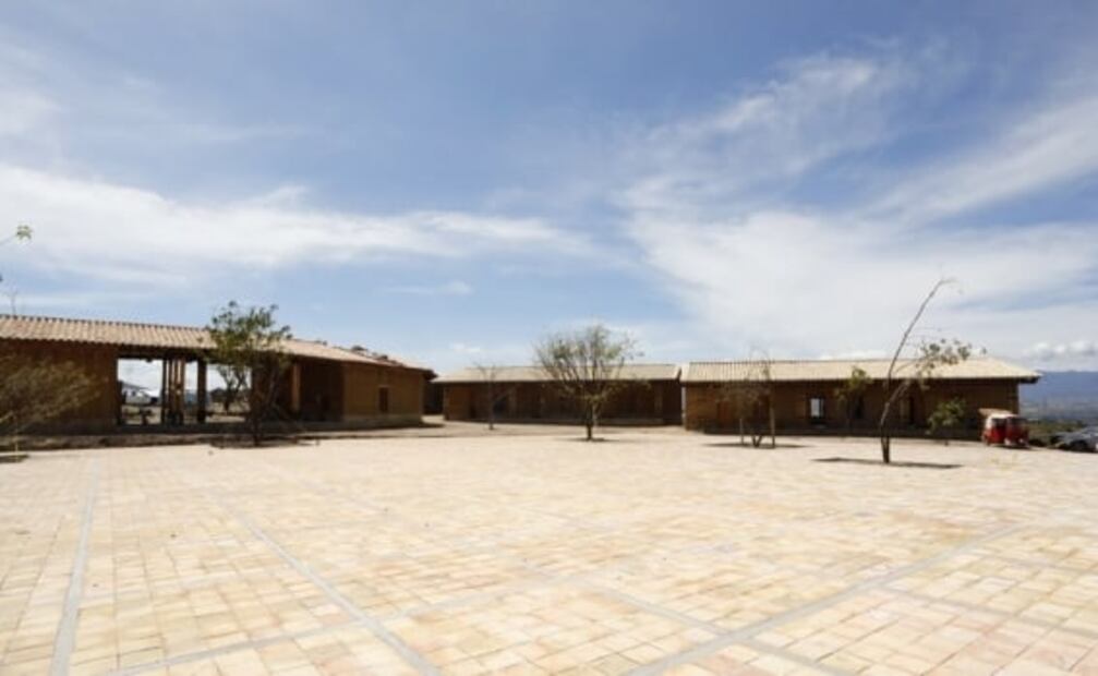 Inician construcción de Telebachillerato, uno de los últimos proyectos de Francisco Toledo