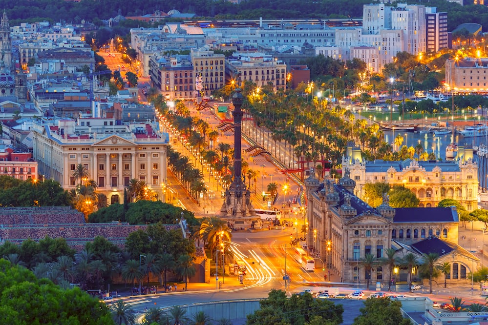 Vista al Monumento a Colón, en la Rambla Santa Mónica. 