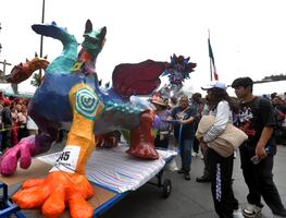 Más de 200 alebrijes desfilan del Zócalo al Ángel de la Independencia