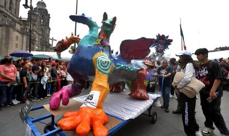 Más de 200 alebrijes desfilan del Zócalo al Ángel de la Independencia