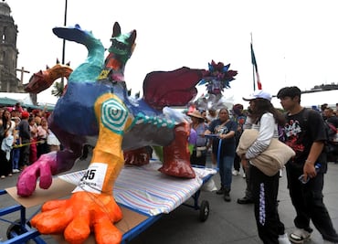 Más de 200 alebrijes desfilan del Zócalo al Ángel de la Independencia