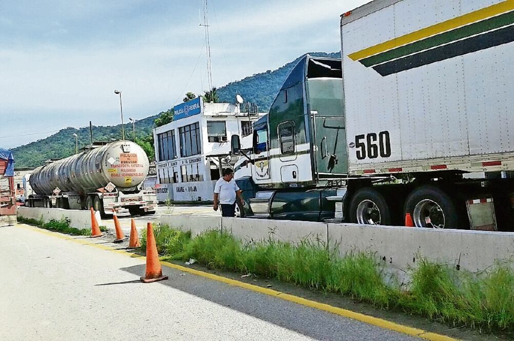 Docentes, estudiantes y padres de familia trabajaron ayer en la liberación de los tramos carreteros, de donde retiraron piedras, palos y ramas. Por ello, pipas que transportan combustible abastecieron a gasolineras (FREDY MARTÍN. EL UNIVERSAL)