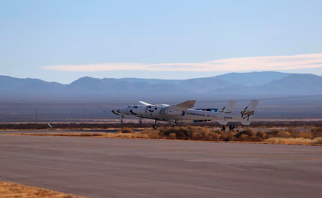 Aeronave SpaceShipTwo Unity, adjunta a la nave nodriza VMS Eve, mientras despega el sábado 12 de diciembre de 2020 del centro Spaceport America en Nuevo México. Foto: Virgin Galactic vía AP