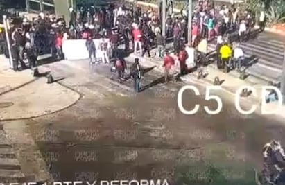 Manifestantes bloquean ambos sentidos de Paseo de la Reforma 
