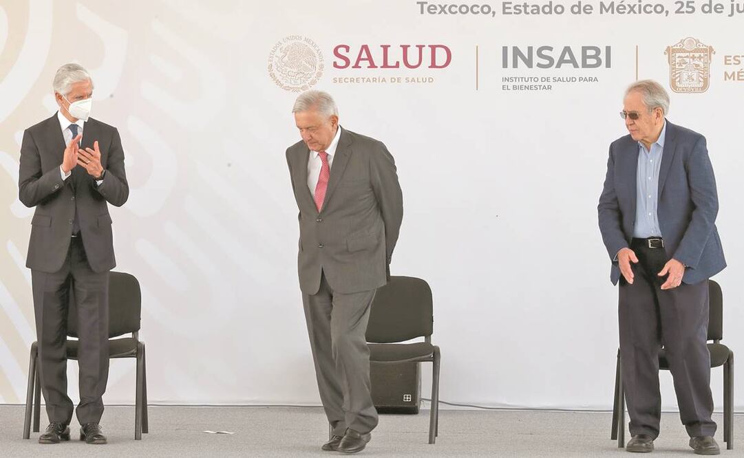 El presidente Andrés Manuel López Obrador (centro) reconoció la labor del gobernador Alfredo del Mazo Maza (izq.), al asegurar que éste trabaja para todos los mexiquenses sin distinción de partido. Foto: JUAN BOITES. EL UNIVERSAL